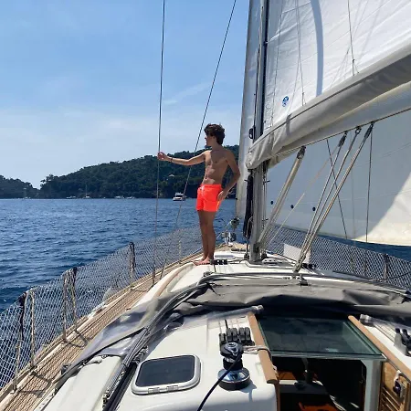 Botel Barca A Vela Beneteau Oceanis 43 - Gin Tonic *