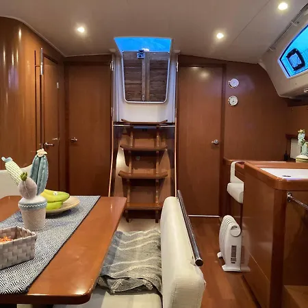 Barca A Vela Beneteau Oceanis 43 - Gin Tonic Botel